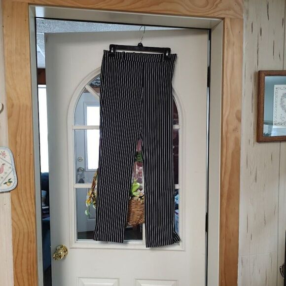 New H&M Black White Striped Skinny Ankle Slacks Women's 6 - Picture 1 of 3